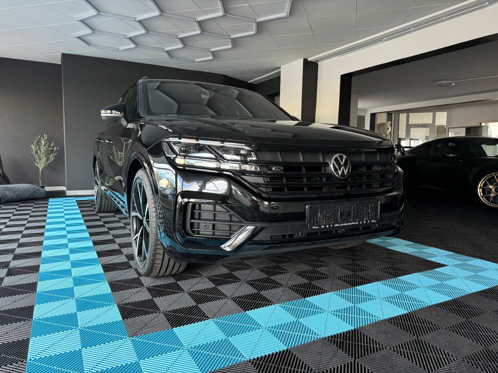 Volkswagen R-Line - Samsaru's Car Outlet