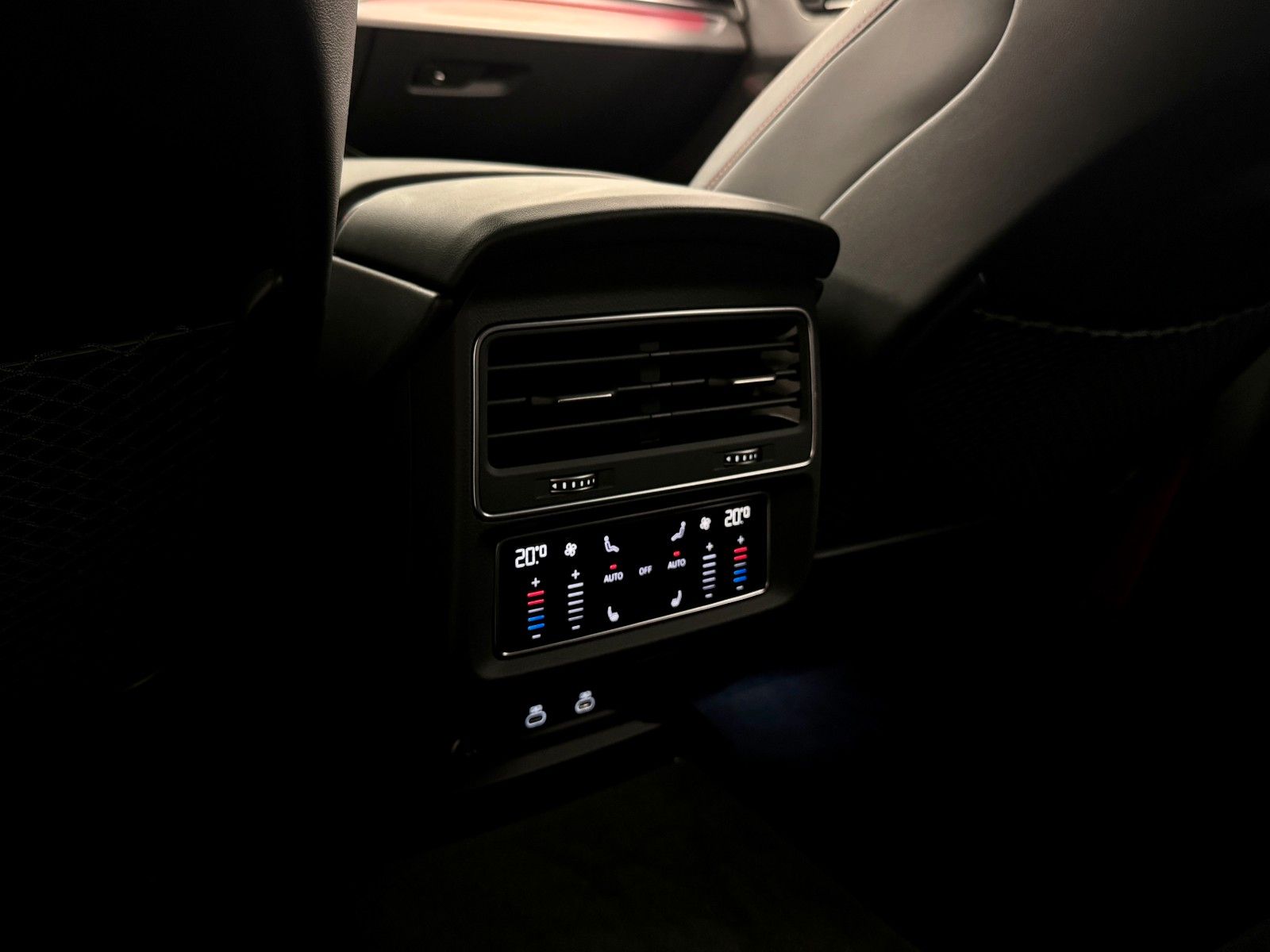 Audi Q8 50 TDi Q S-LINE Black - Samsaru's Car Outlet