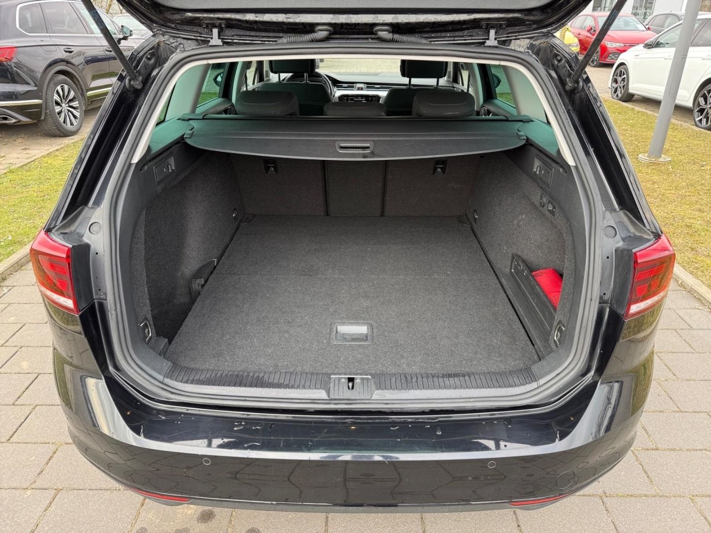 Volkswagen Passat 2.0 TDI DSG - Samsaru's Car Outlet