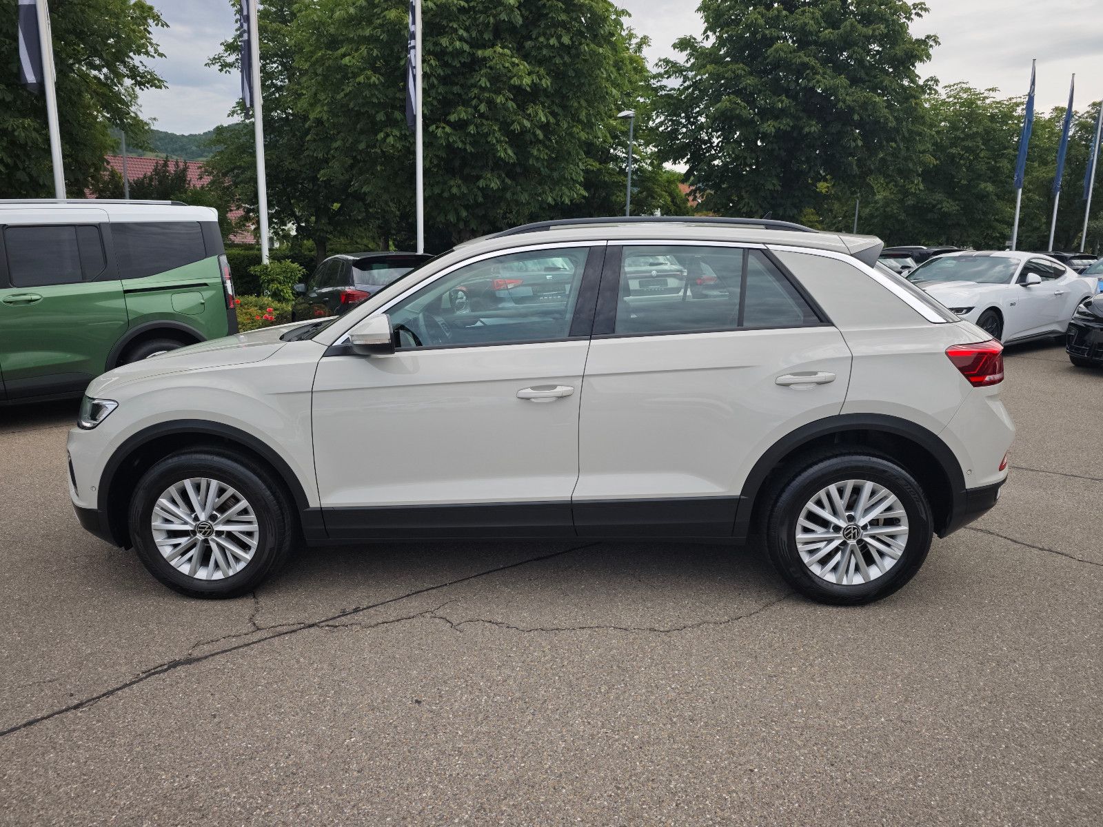 Volkswagen T-Roc Life - Samsaru's Car Outlet