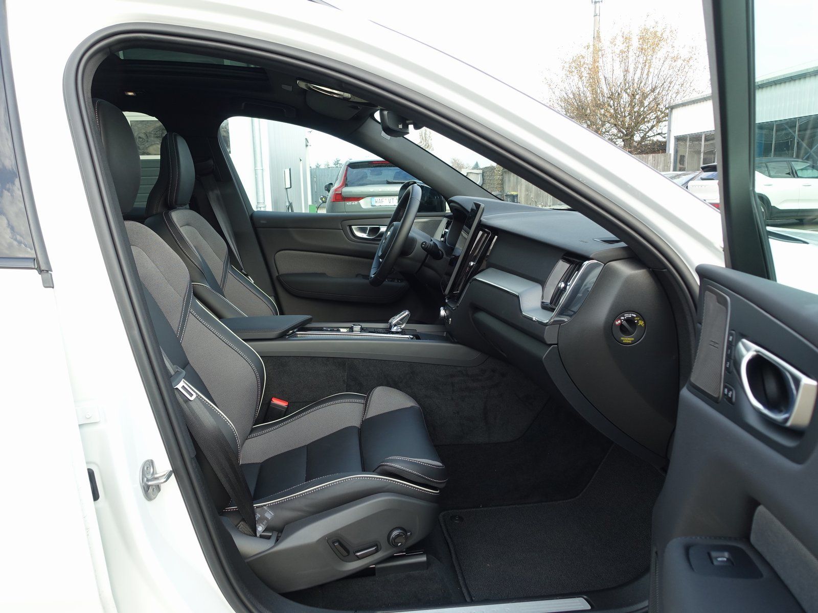 Volvo XC60 T6 Black Edition Plus Dark 360°/AHK/22"