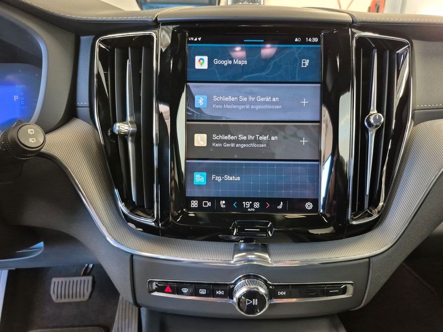 Volvo XC60 T8 AWD Plug-in Hybrid Ultra Black Edition - Samsaru's Car Outlet