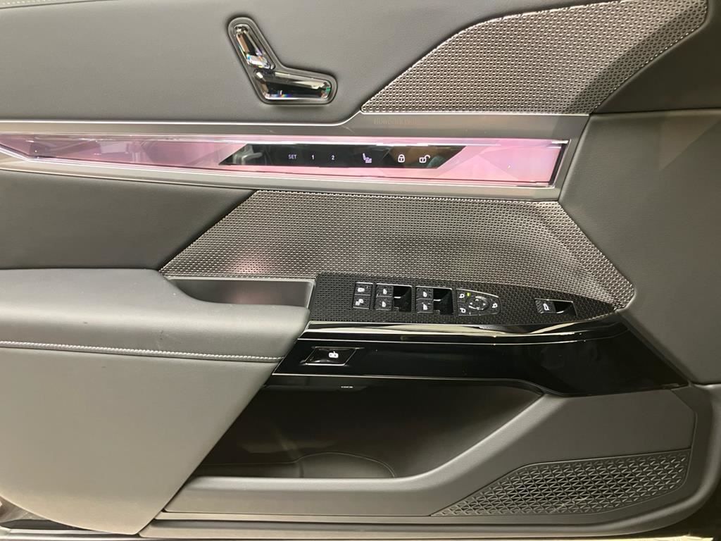 BMW 740d xDr M Sport Pro SkyLounge+TheatreScreen+AHK