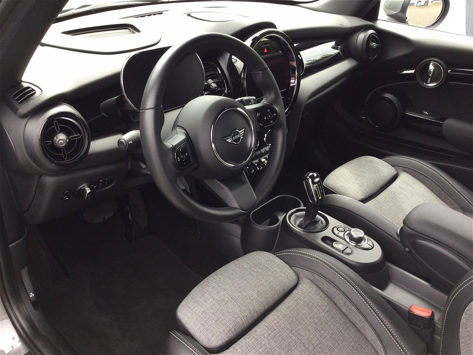 MINI Cooper SE CLASSIC - Samsaru's Car Outlet