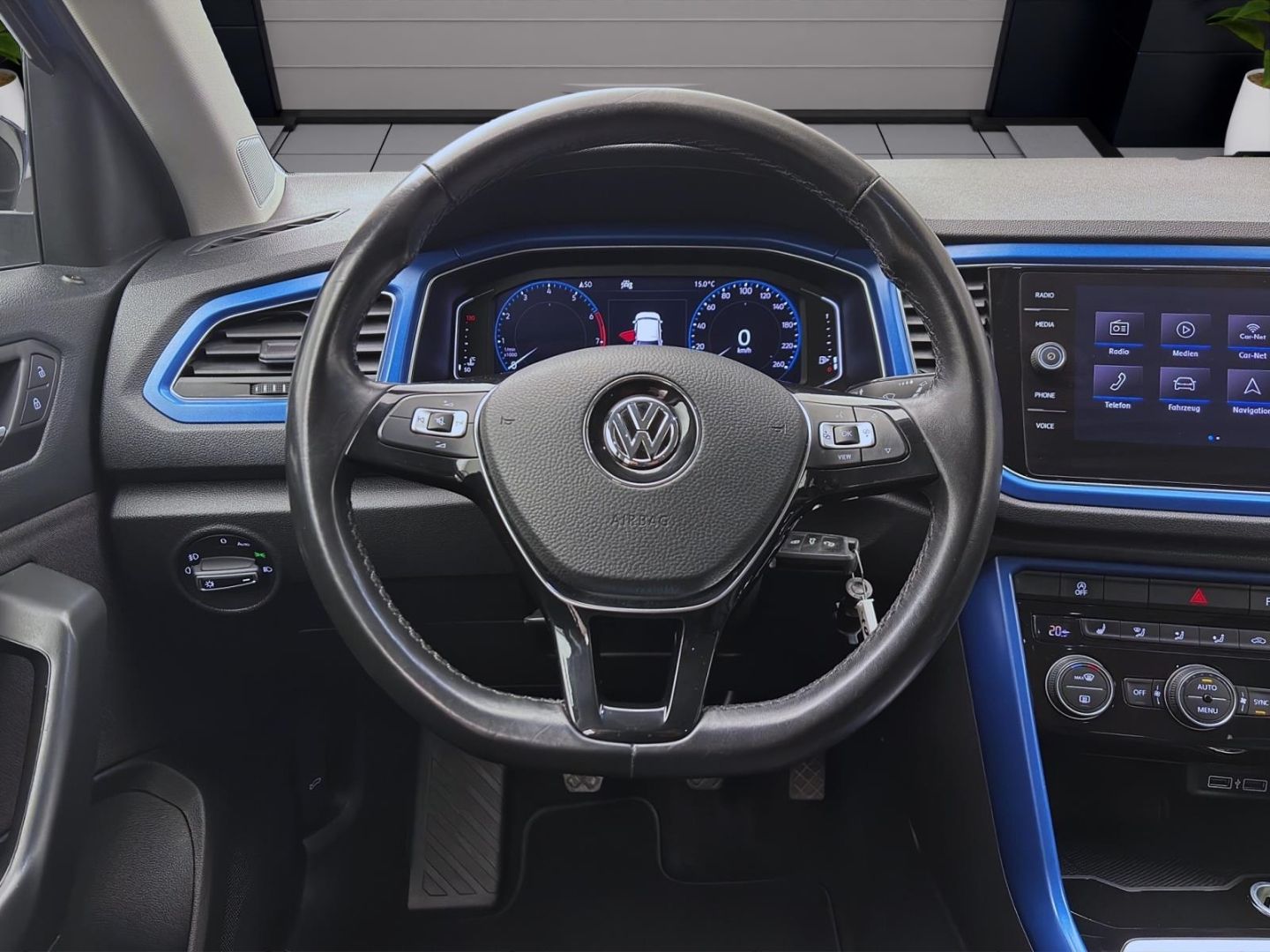 Volkswagen T-Roc 1.5 TSI STYLE - Samsaru's Car Outlet