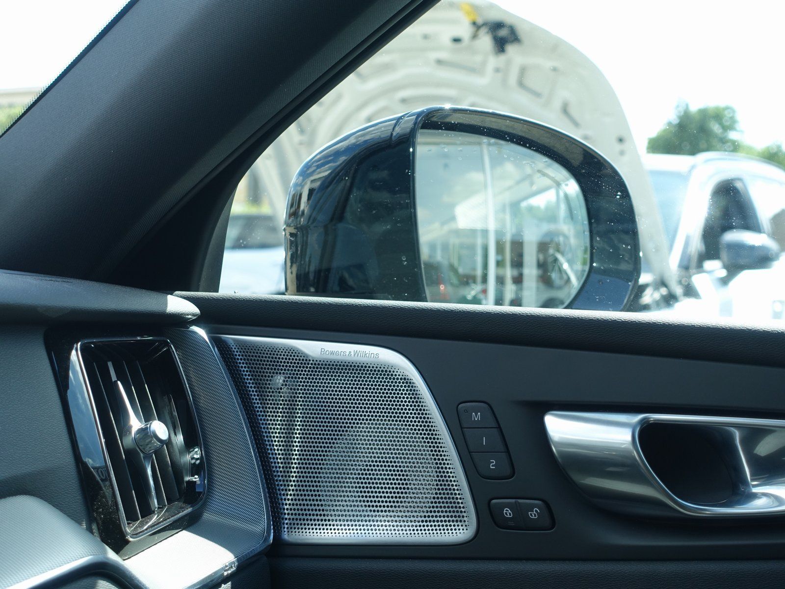 Volvo XC60 Black Edition T8 AWD Plug-in - Samsaru's Car Outlet