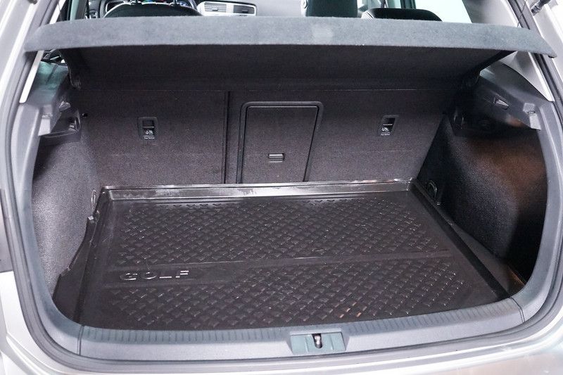 Volkswagen Golf 36 kWh Elektro - Samsaru's Car Outlet