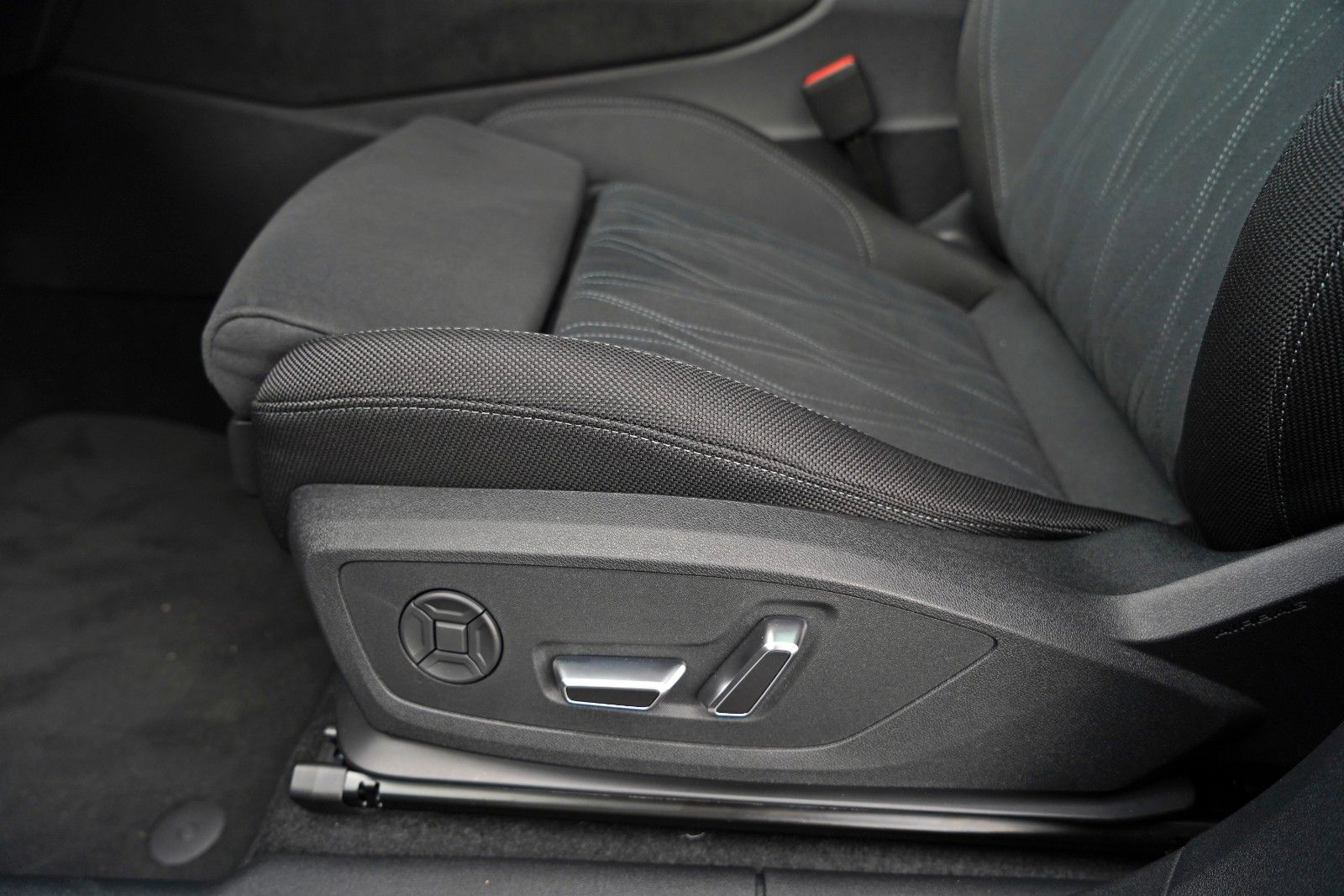 Audi Q3 SUV e-hybrid AHK S-LINE PANO TECH PRO MATRIX
