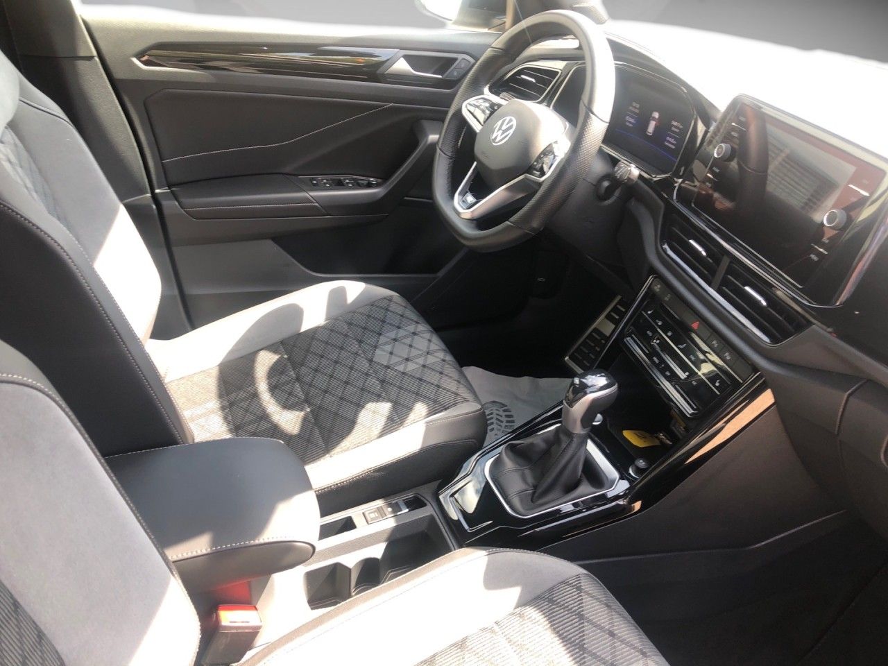 Volkswagen T-Roc 2.0 l TDI DSG R-Line+ - Samsaru's Car Outlet