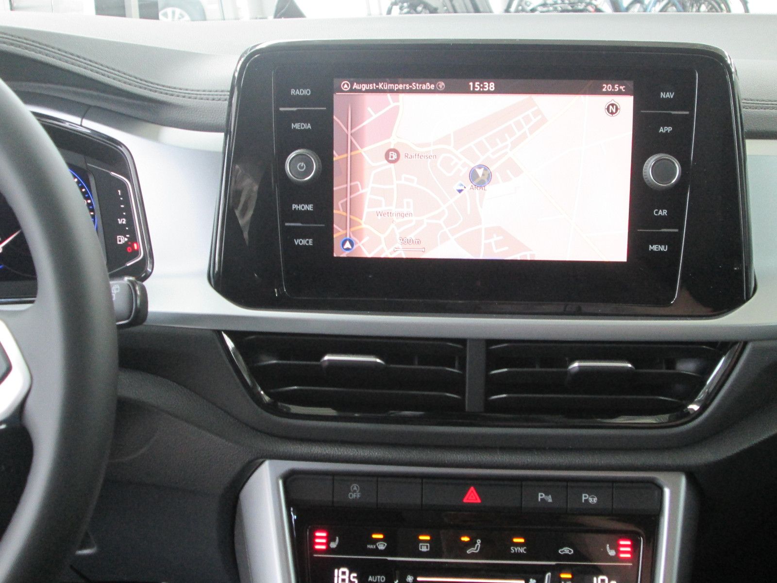 Volkswagen T-Roc Life 110PS TSI - Samsaru's Car Outlet