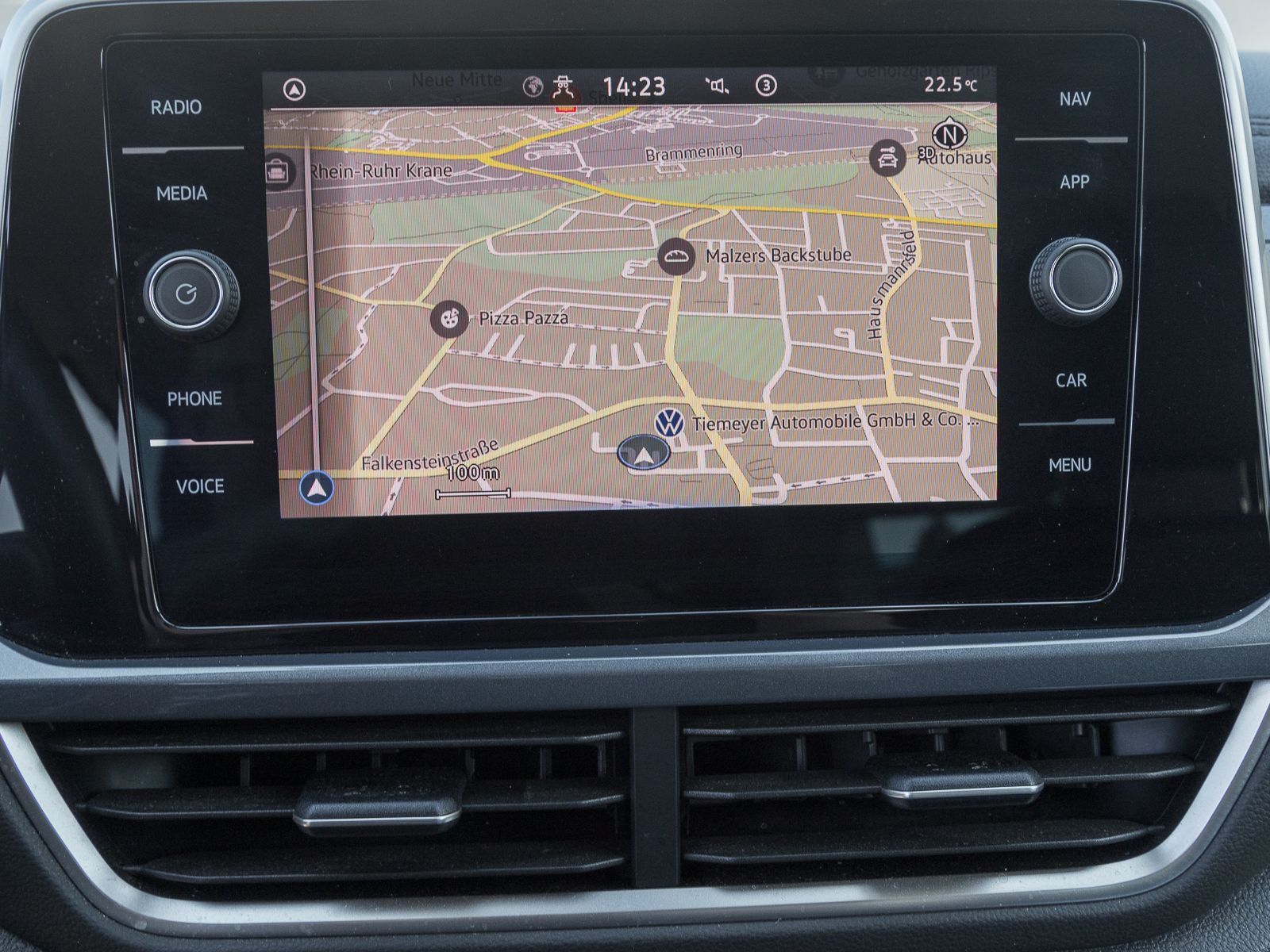 Volkswagen T-Roc 2.0 TDI STYLE - Samsaru's Car Outlet