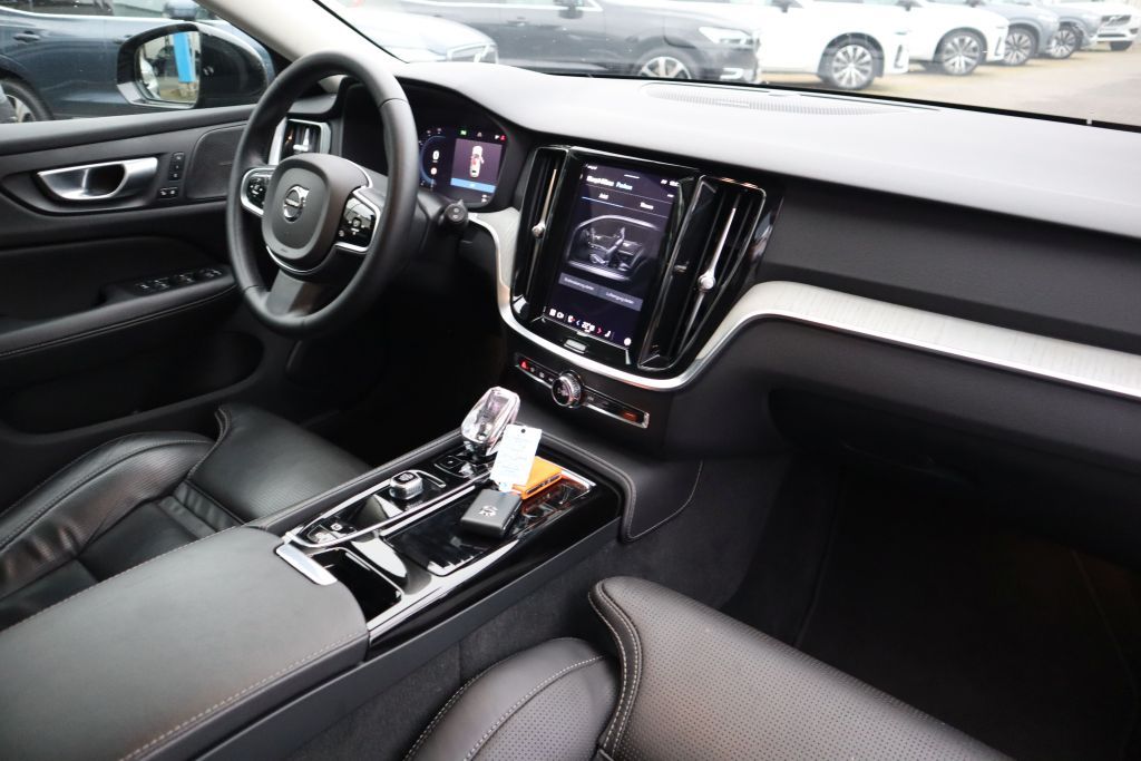Volvo V60 T8 AWD Recharge Plus Dark|AHK|PANO|NAVI|SHZ