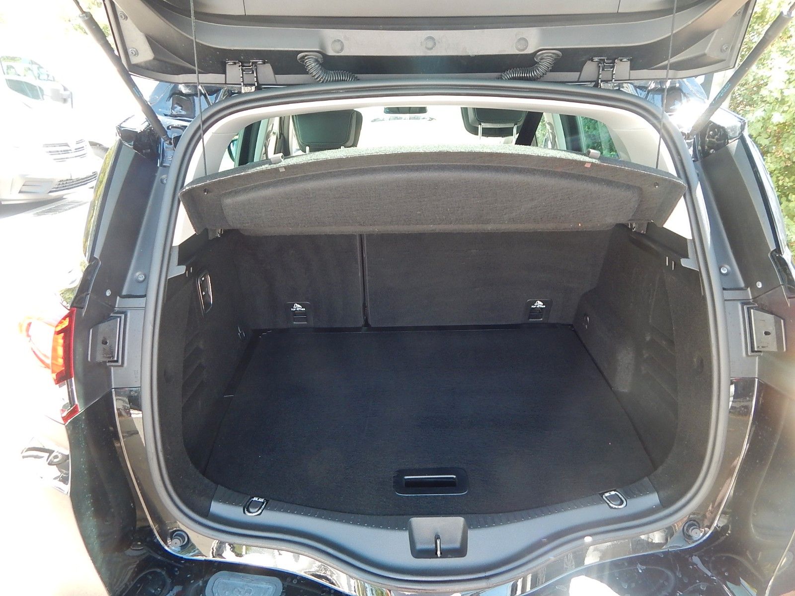 Renault Scenic TCe 140 Black Edition - Samsaru's Car Outlet