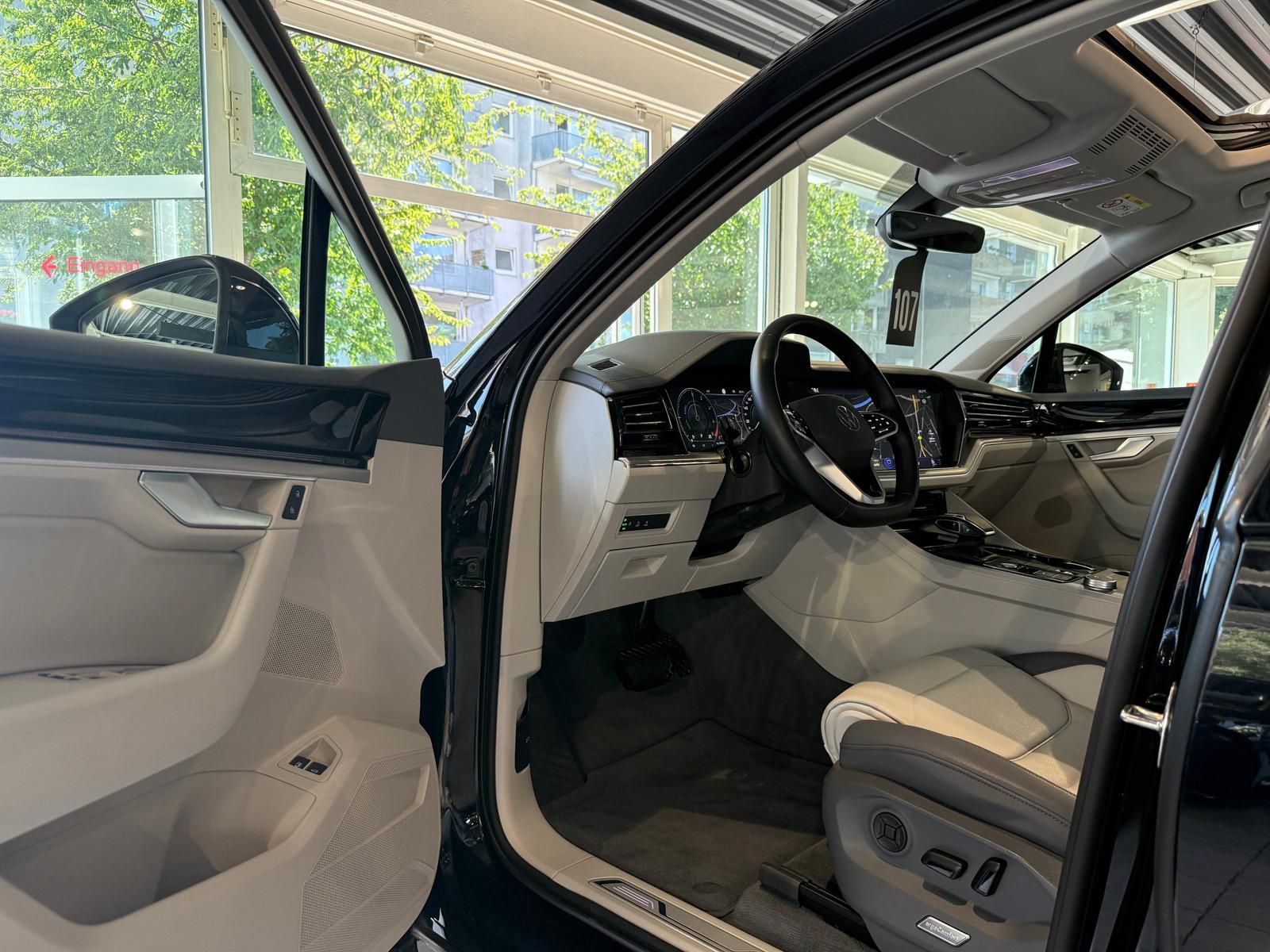 Volkswagen Touareg Elegance 4Motion eHybrid - Samsaru's Car Outlet