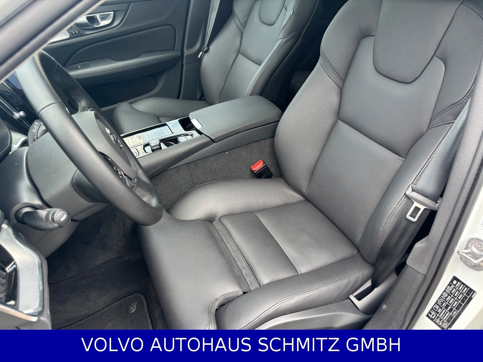 Volvo V60 T6 Ultra Dark Plug-In AWD Bowers AHK