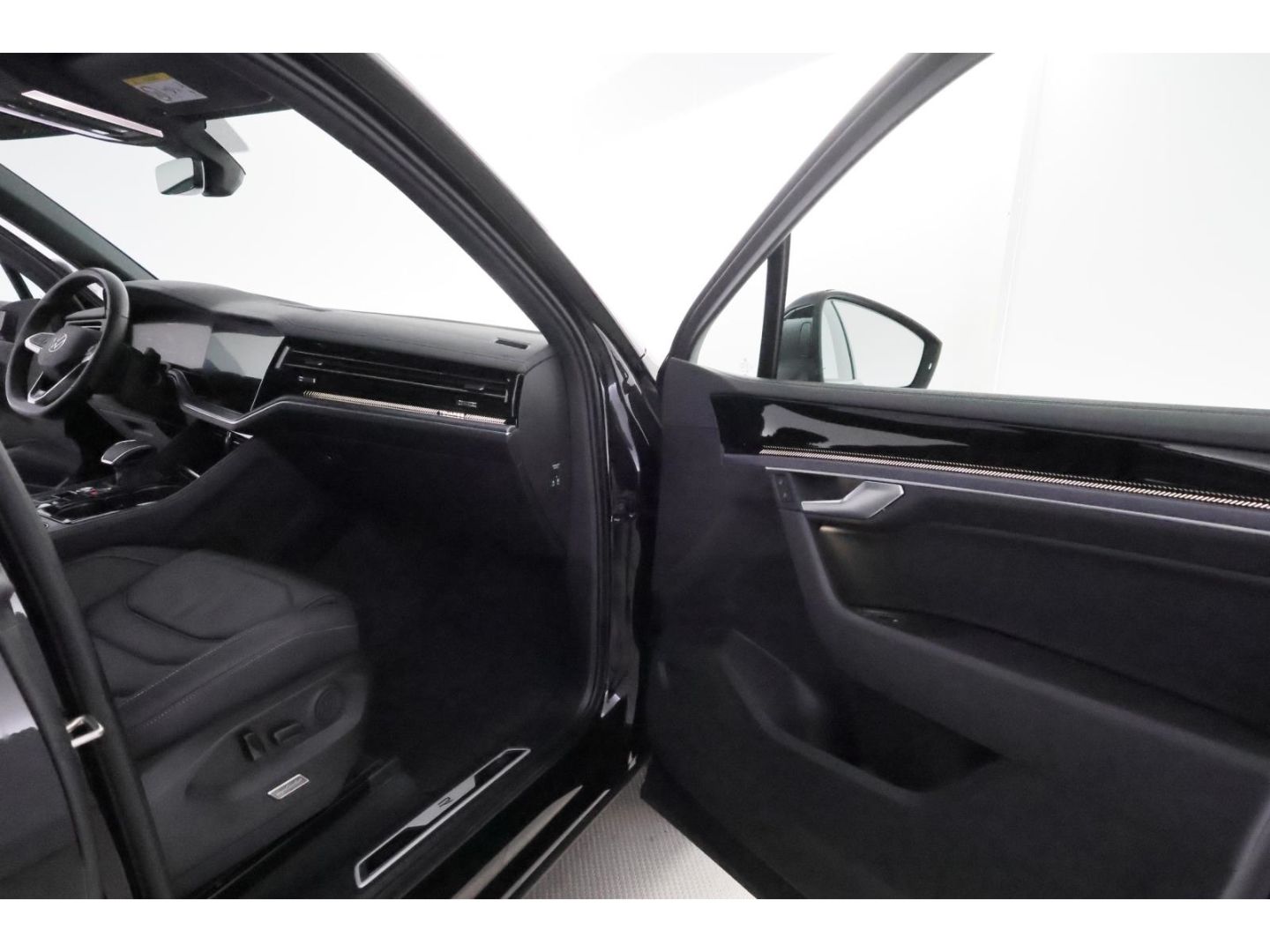 Volkswagen Touareg 3.0 V6TDI 4Motion DSG R-Line+LED+PANO