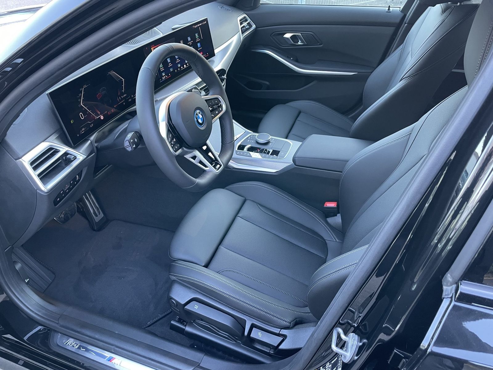 BMW 330e xDrive A M-Sportpaket Navi|PDC|MFL|AHK|SHZ