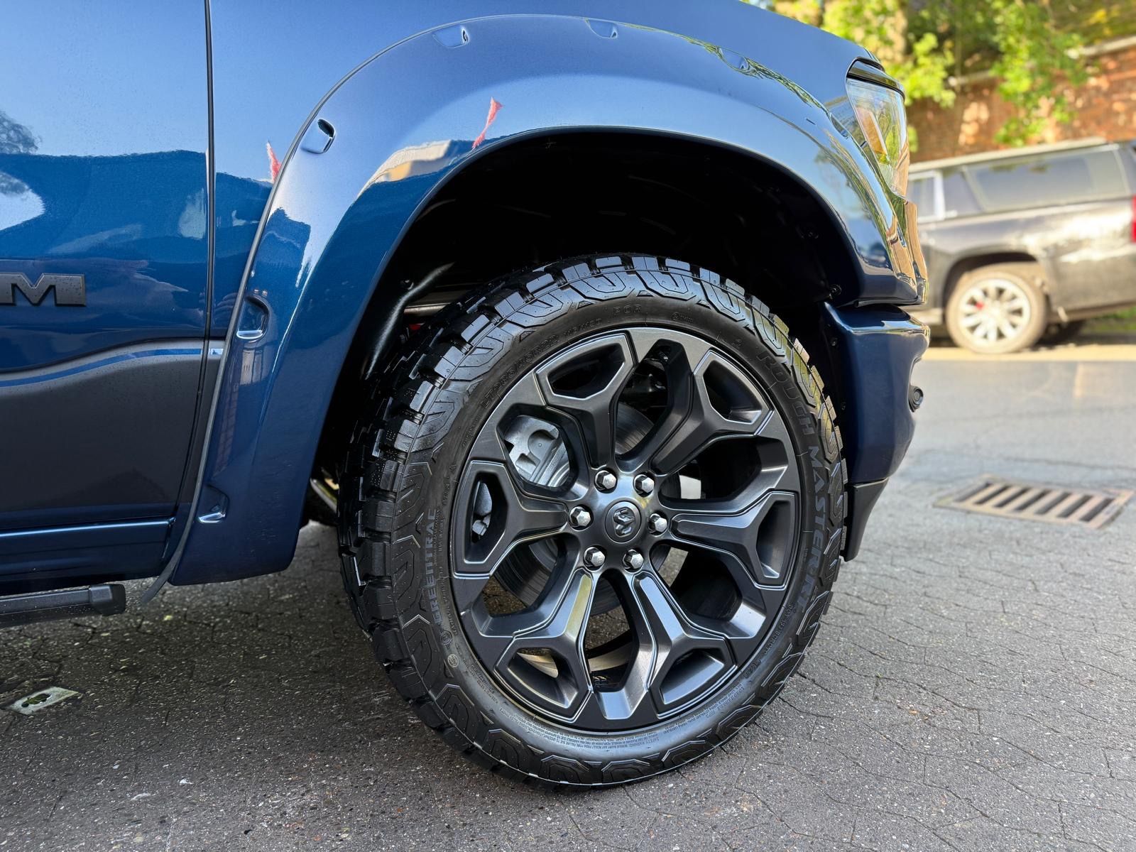 Dodge V8*4X4*PANO*12"RADIO*El.-TRITT*AHK*NAVI*GARANTIE