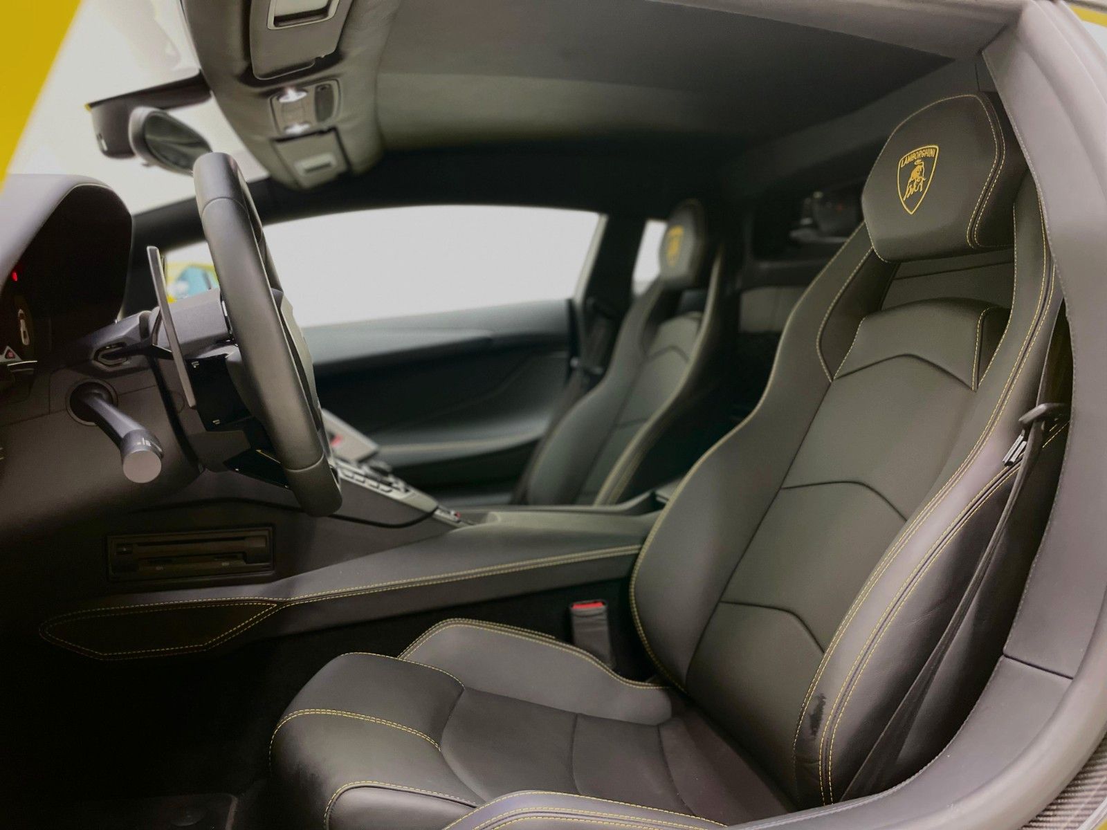 Lamborghini Aventador S - Samsaru's Car Outlet