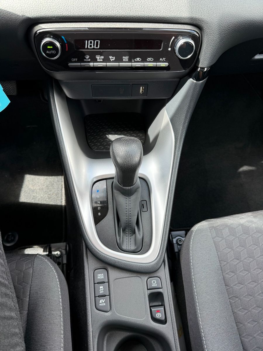 Toyota Yaris Hybrid Team D mit Technik Paket *LED*