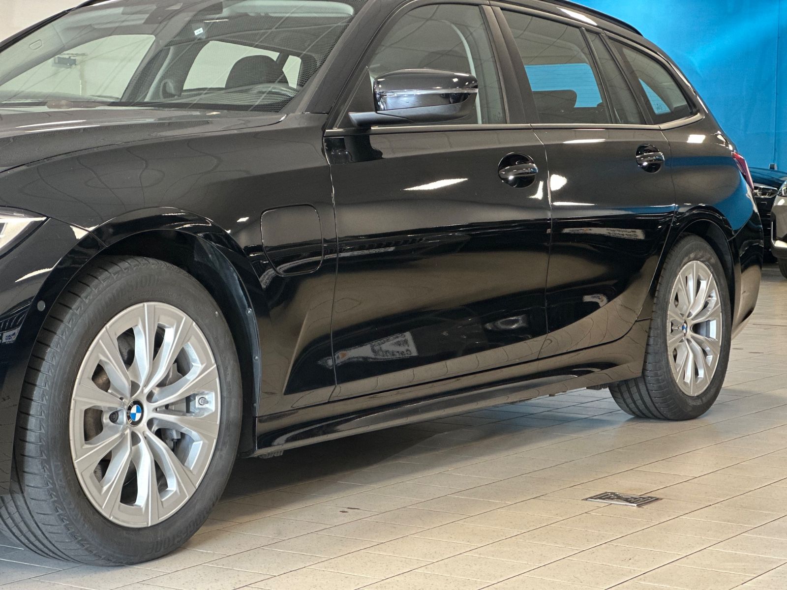 BMW 330e - Samsaru's Car Outlet