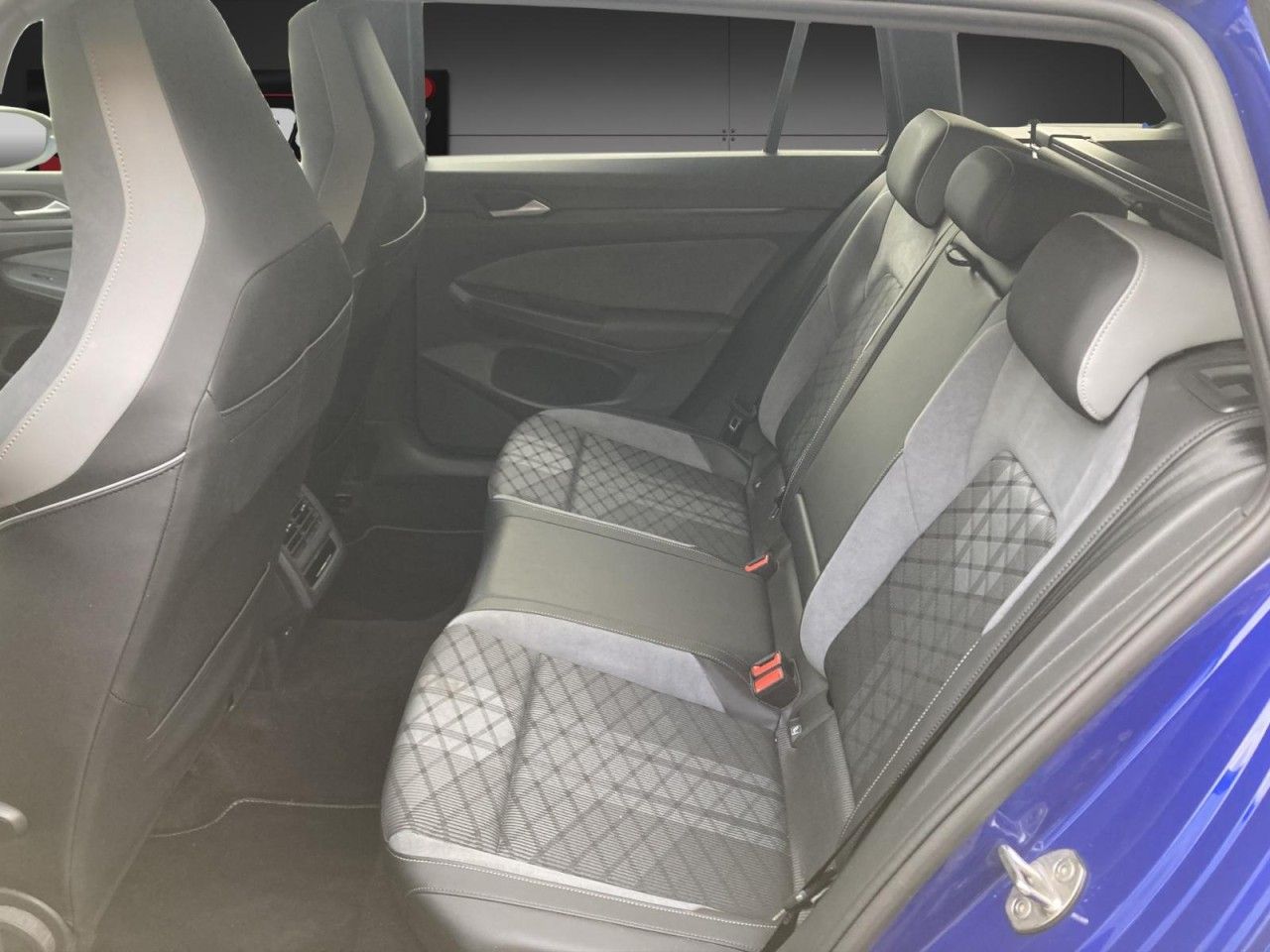 Volkswagen Golf VIII 1.5 eTSI DSG R-Line - Samsaru's Car Outlet