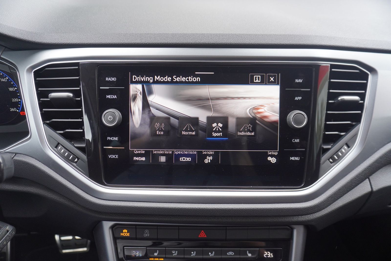 Volkswagen T-Roc 1.5 TSI Active - Samsaru's Car Outlet