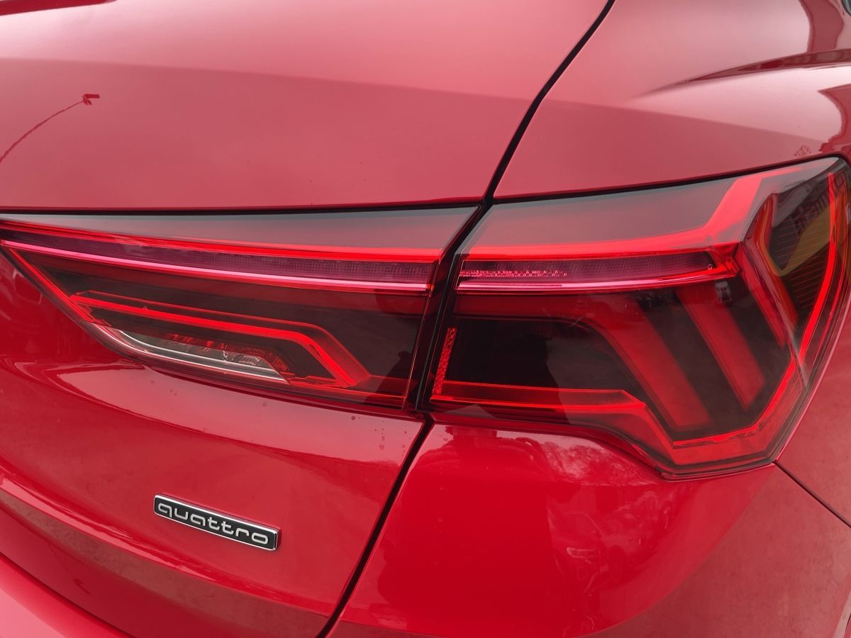 Audi Q3 40 TDI QU S-LINE MATRIX+NAV+SONOS+RFK+AHK+20"