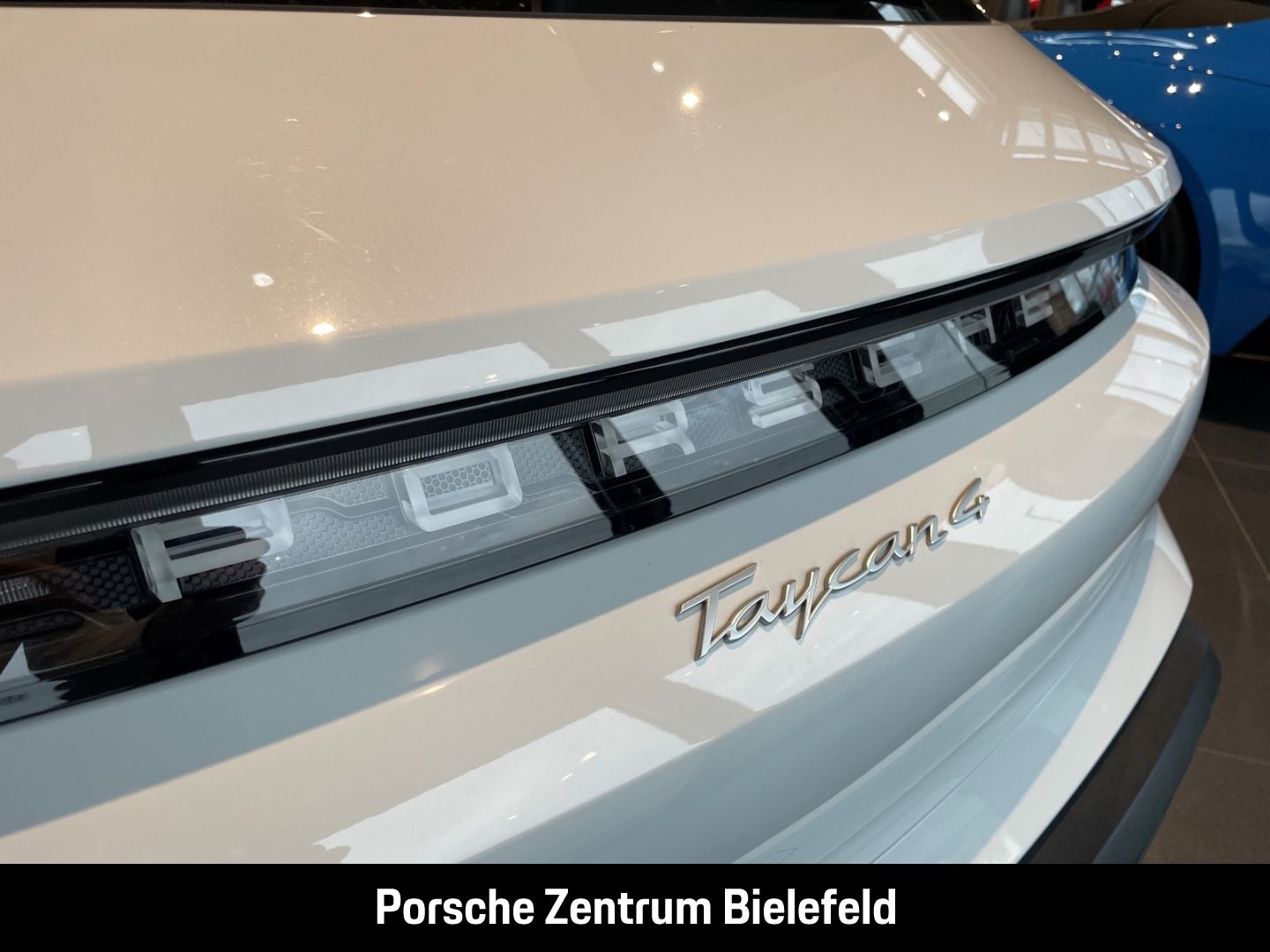 Porsche Taycan 4 Cross Turismo Panorama Surround-View