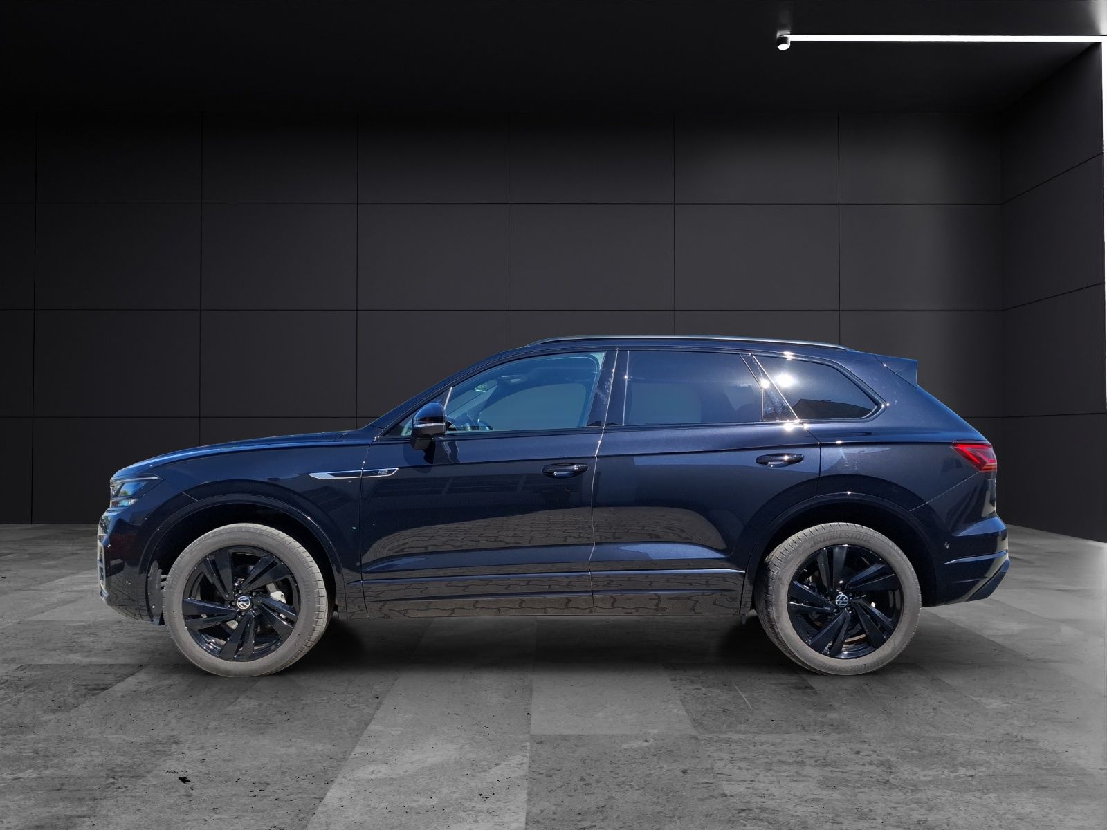Volkswagen Touareg TDI R-Line 4M - Samsaru's Car Outlet