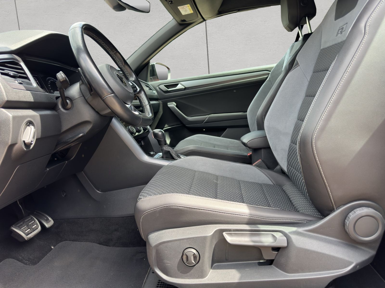 Volkswagen T-Roc 1.5 TSI DSG R-Line - Samsaru's Car Outlet