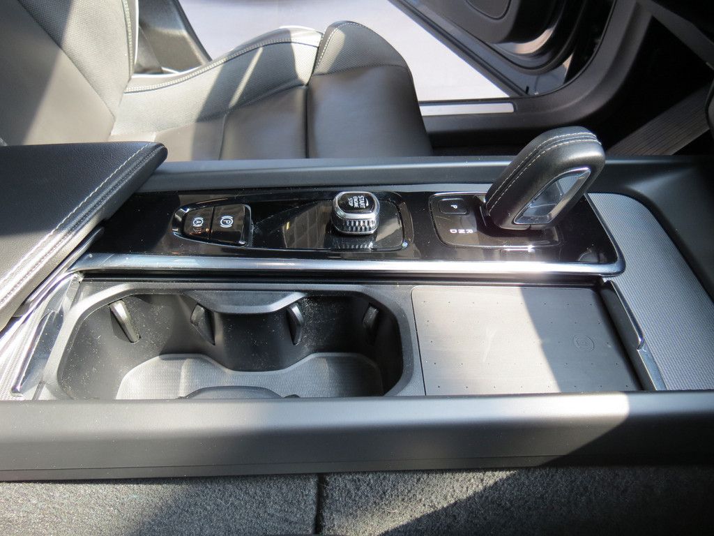 Volvo XC60 B4 2.0 Diesel AWD*Automatik*AHK*PANO*