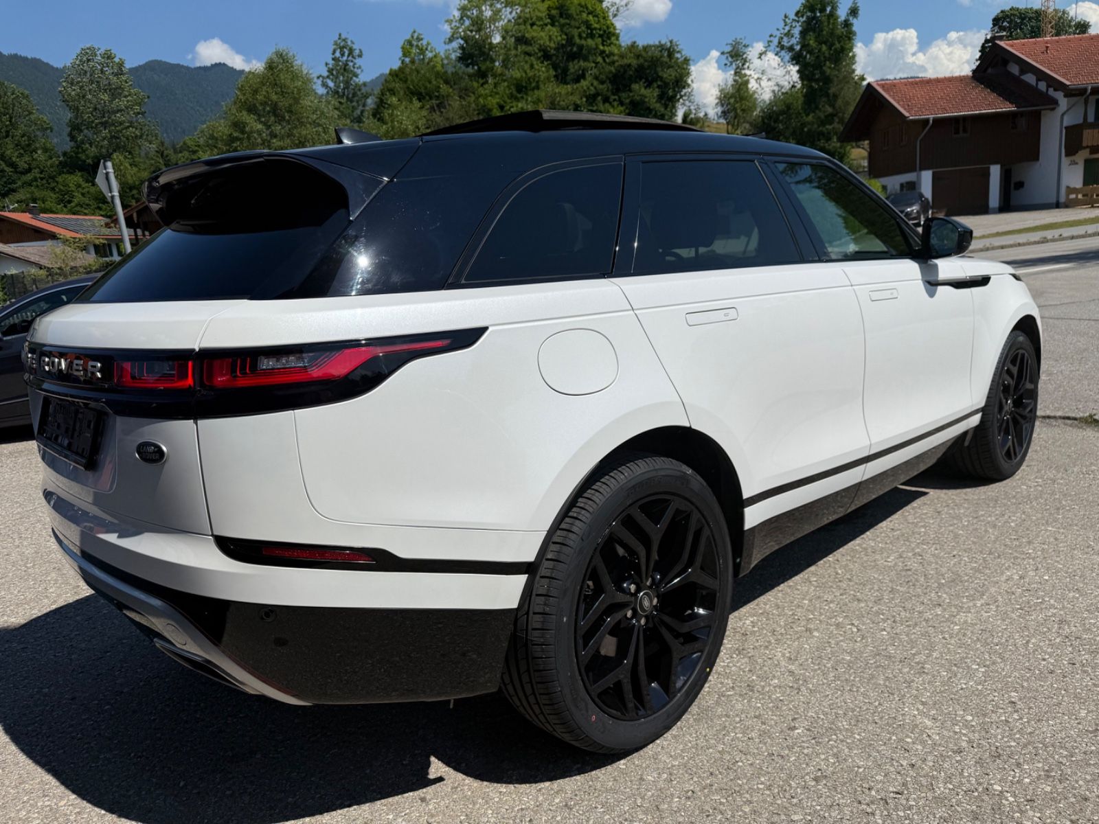 Range Rover Velar D300 Auric Edition - Samsaru's Car Outlet