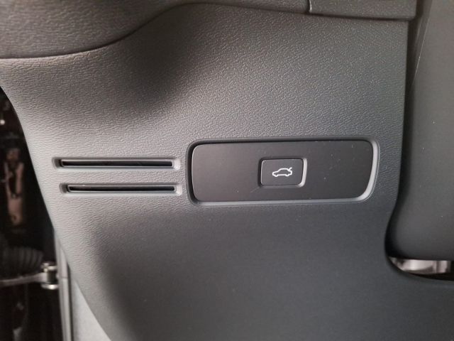 Volvo XC40 B3 Core AHK Allwetterreifen Navi Klimaautom