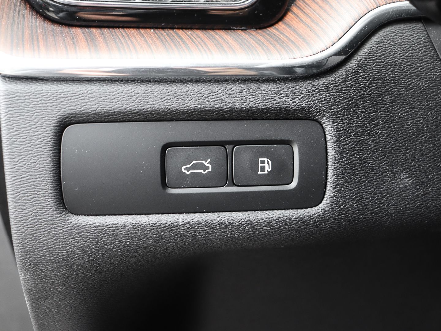 Volvo XC60 Plus Dark Recharge Plug-In Hybrid AWD T8 Tw