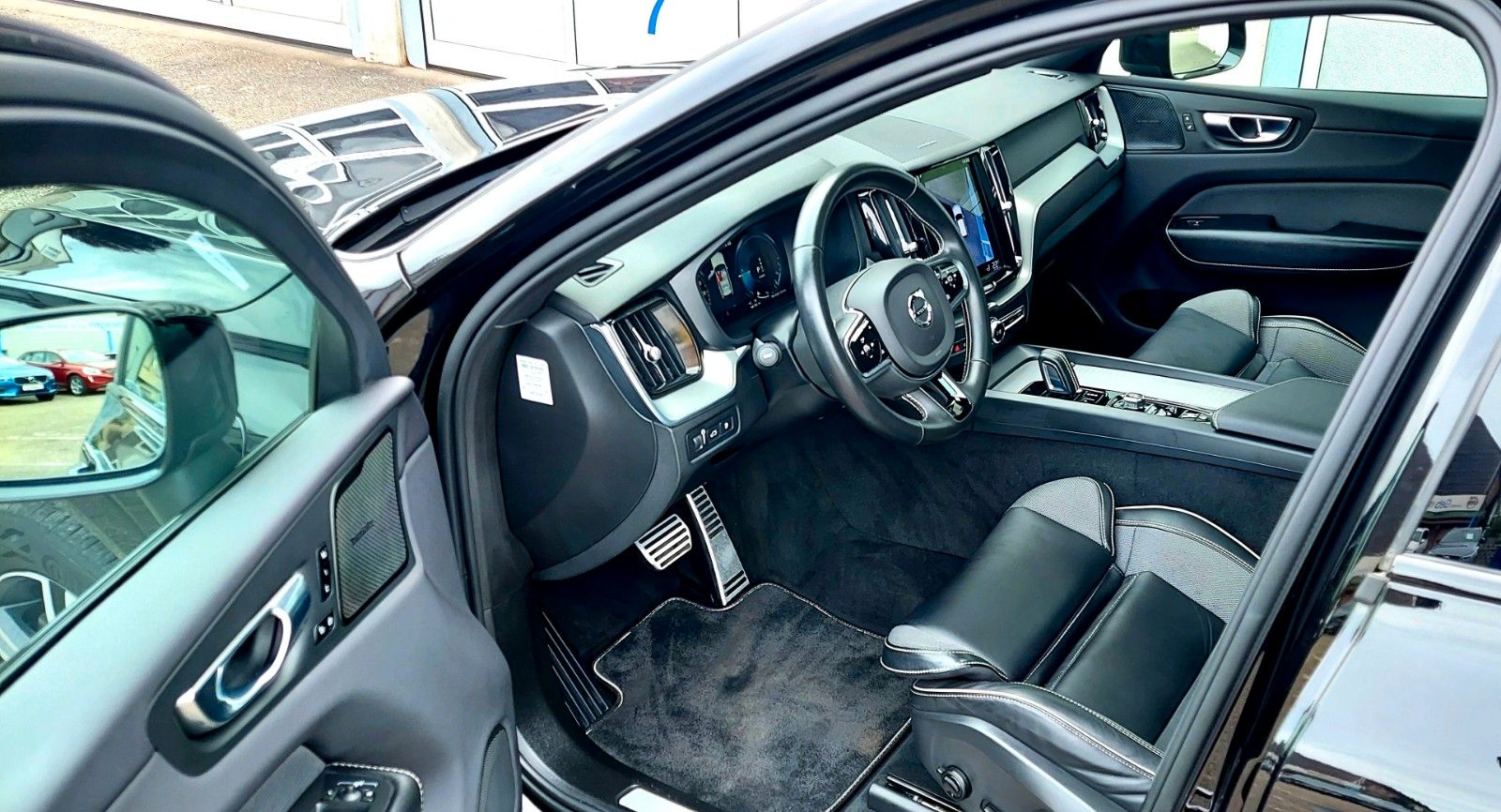 Volvo XC60 T6 R-Design Recharge Plug-In Hybrid AWD