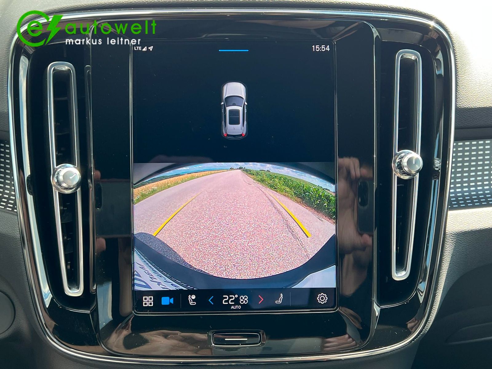 Volvo XC40 Recharge P8 AWD R-Design - Samsaru's Car Outlet