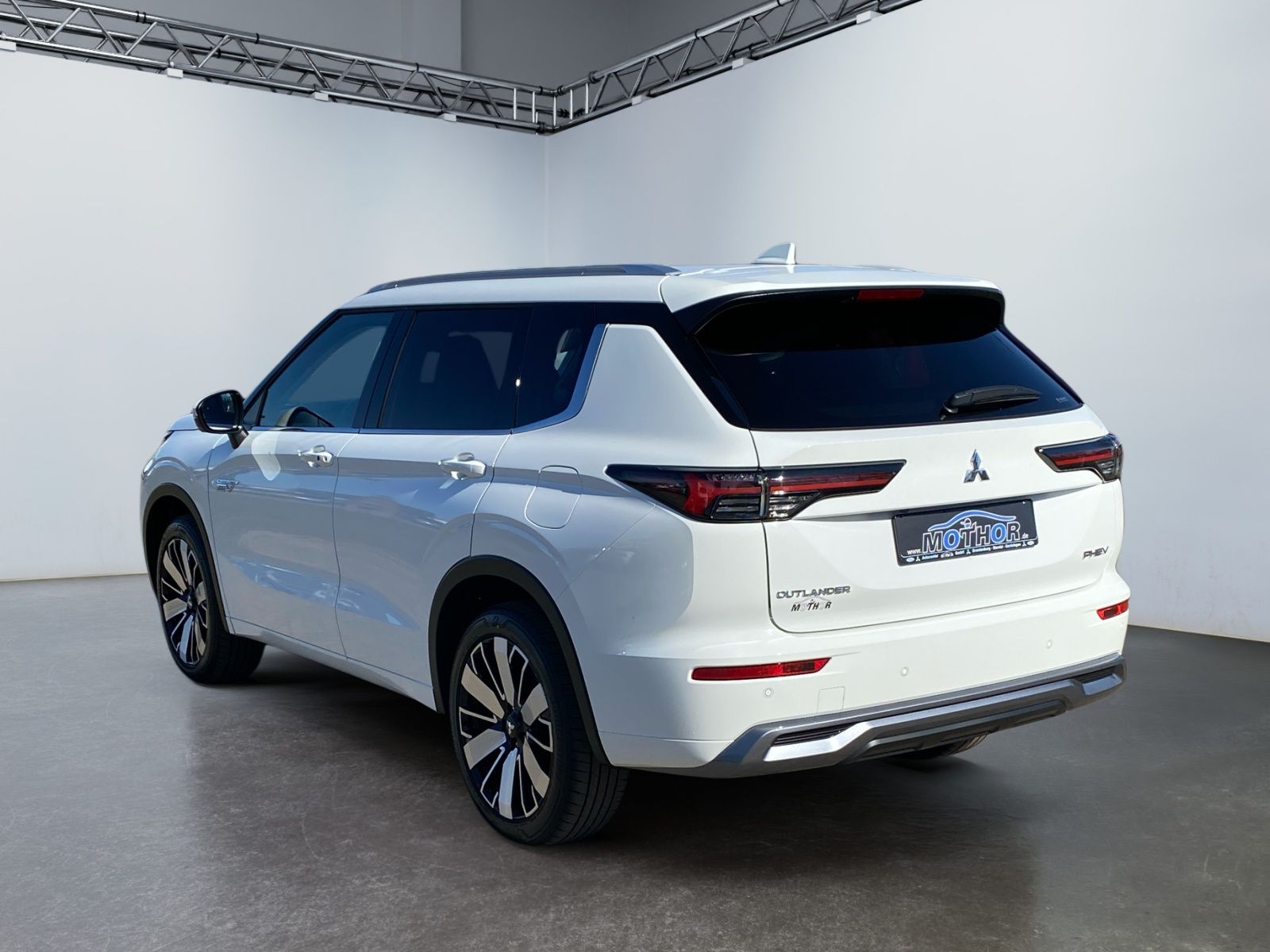 Mitsubishi Outlander Top 2.4 PHEV ACC PDC FLA STH LED