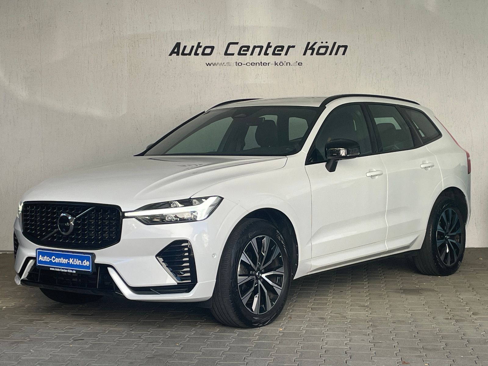 Volvo XC60 Plus Dark AWD*Navi*LED*Leder AHK*