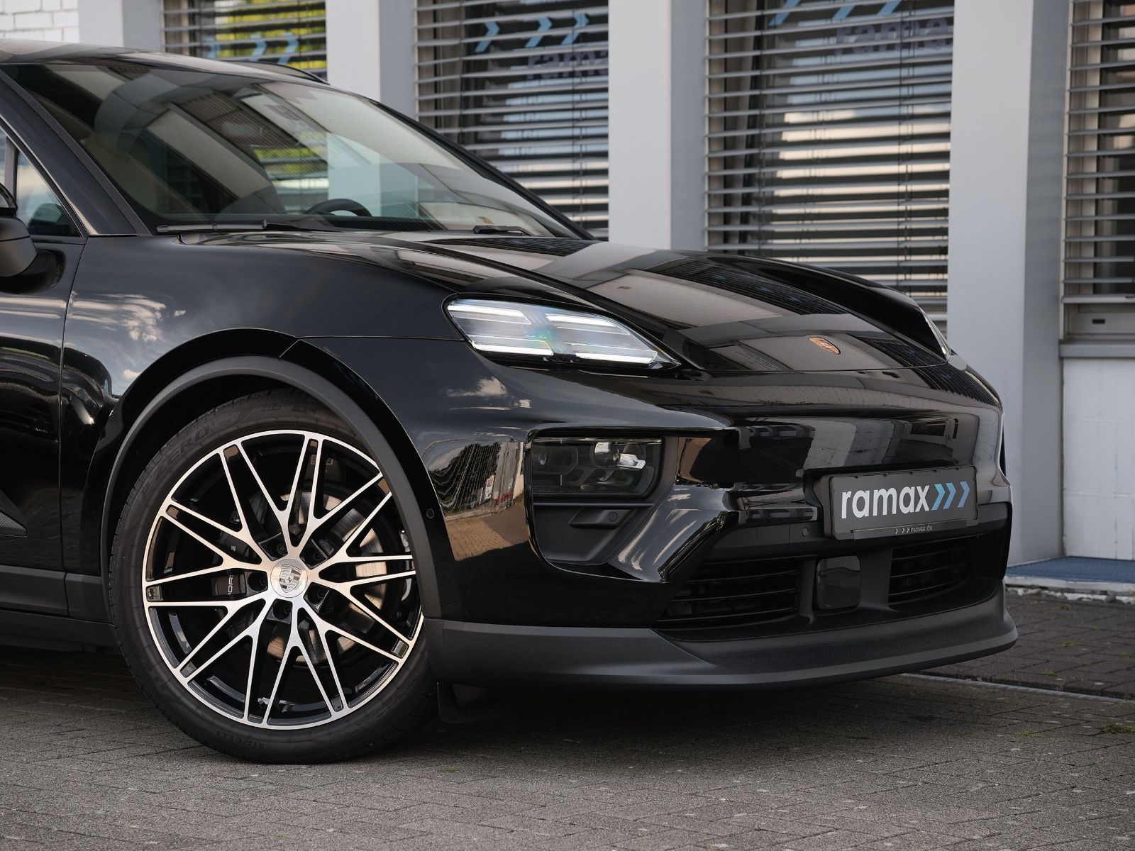 Porsche Macan 4 - Samsaru's Car Outlet