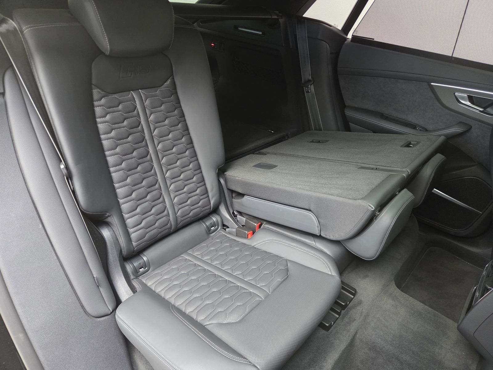 Audi RSQ8 Sportabgas AHK Standhzg. Black+ RS-Design