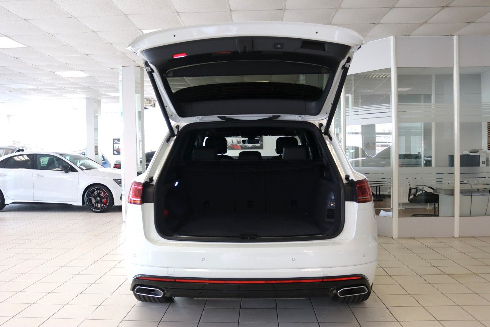 Volkswagen Touareg 2x R-Line Black - Samsaru's Car Outlet
