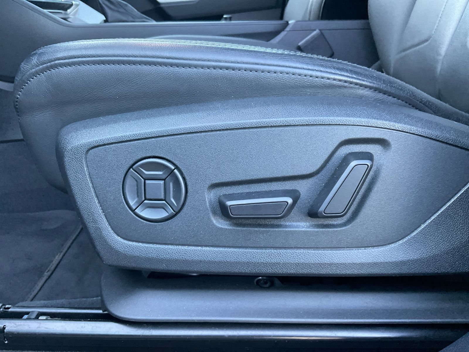 Audi Q3 40 TDI S line quattro - Samsaru's Car Outlet