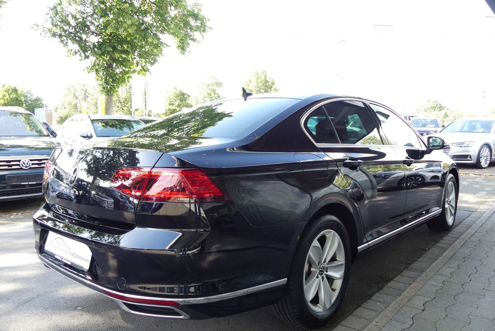 Volkswagen Passat Lim. Elegance - Samsaru's Car Outlet
