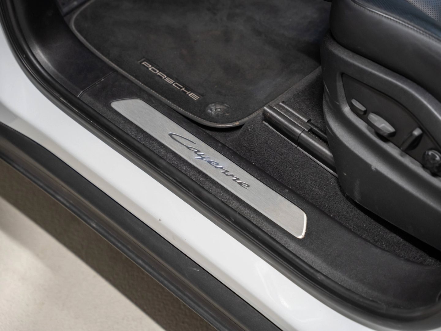 Porsche Cayenne E-Hybrid Beifahrerdisplay Massagesitze