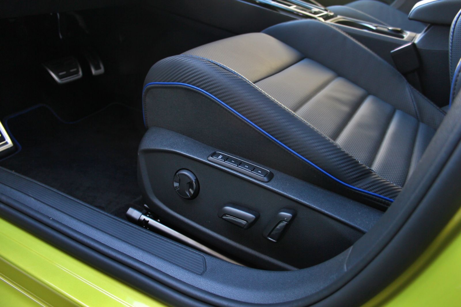 Volkswagen Golf 2.0 TSI R 4Motion - Samsaru's Car Outlet