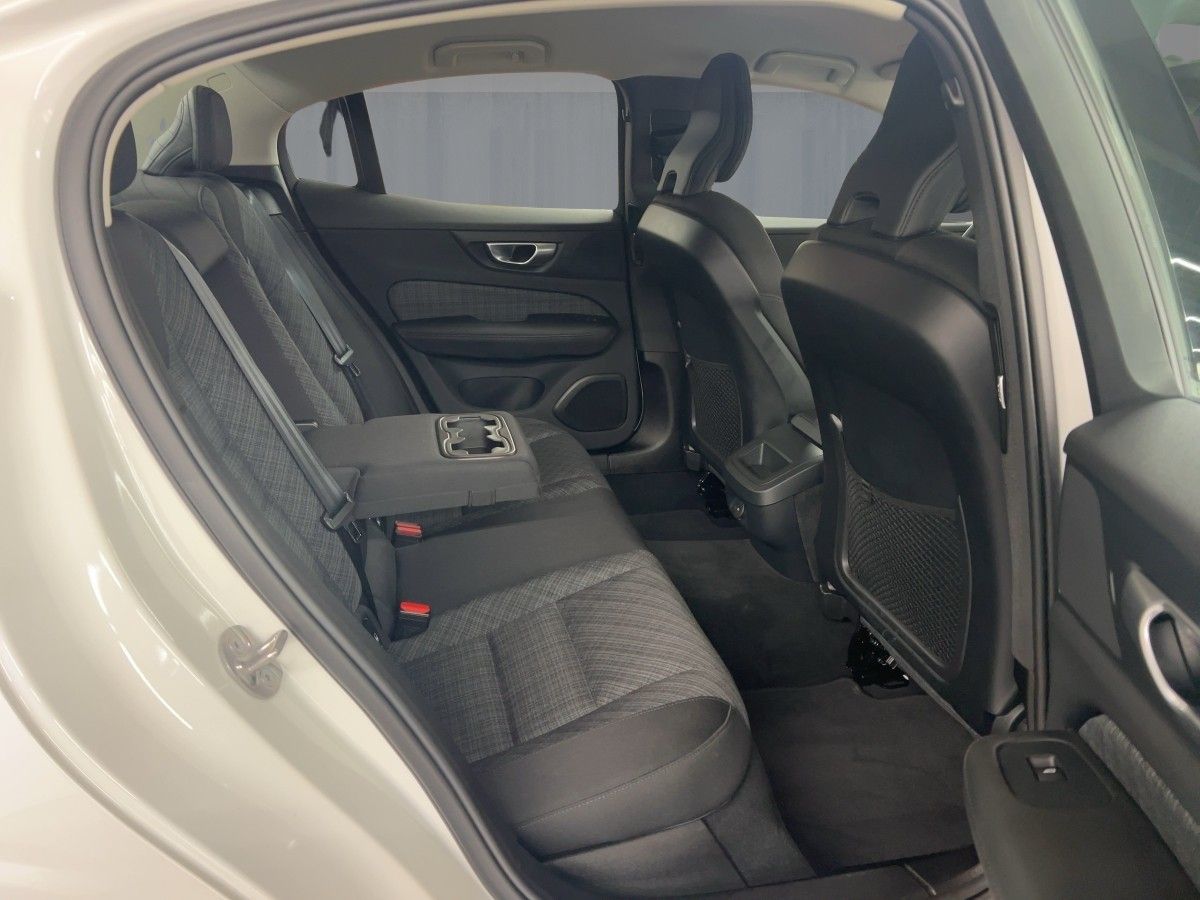 Volvo S60 PLUS DARK B4