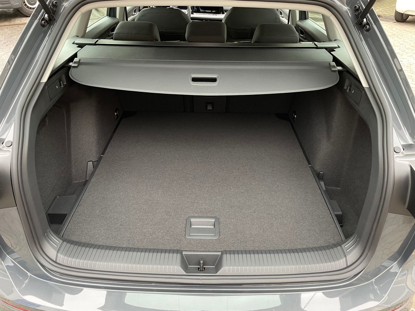 Volkswagen Golf VIII Variant 1.5 TSI Life - Samsaru's Car Outlet