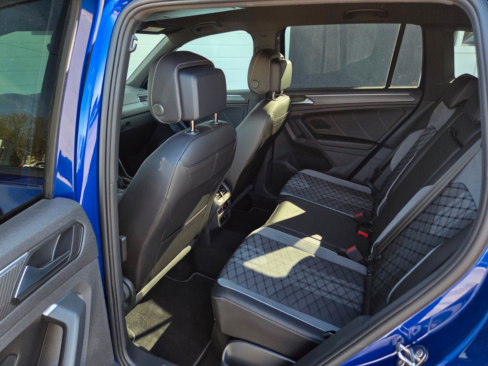 Volkswagen TIGUAN R-LINE Black - Samsaru's Car Outlet