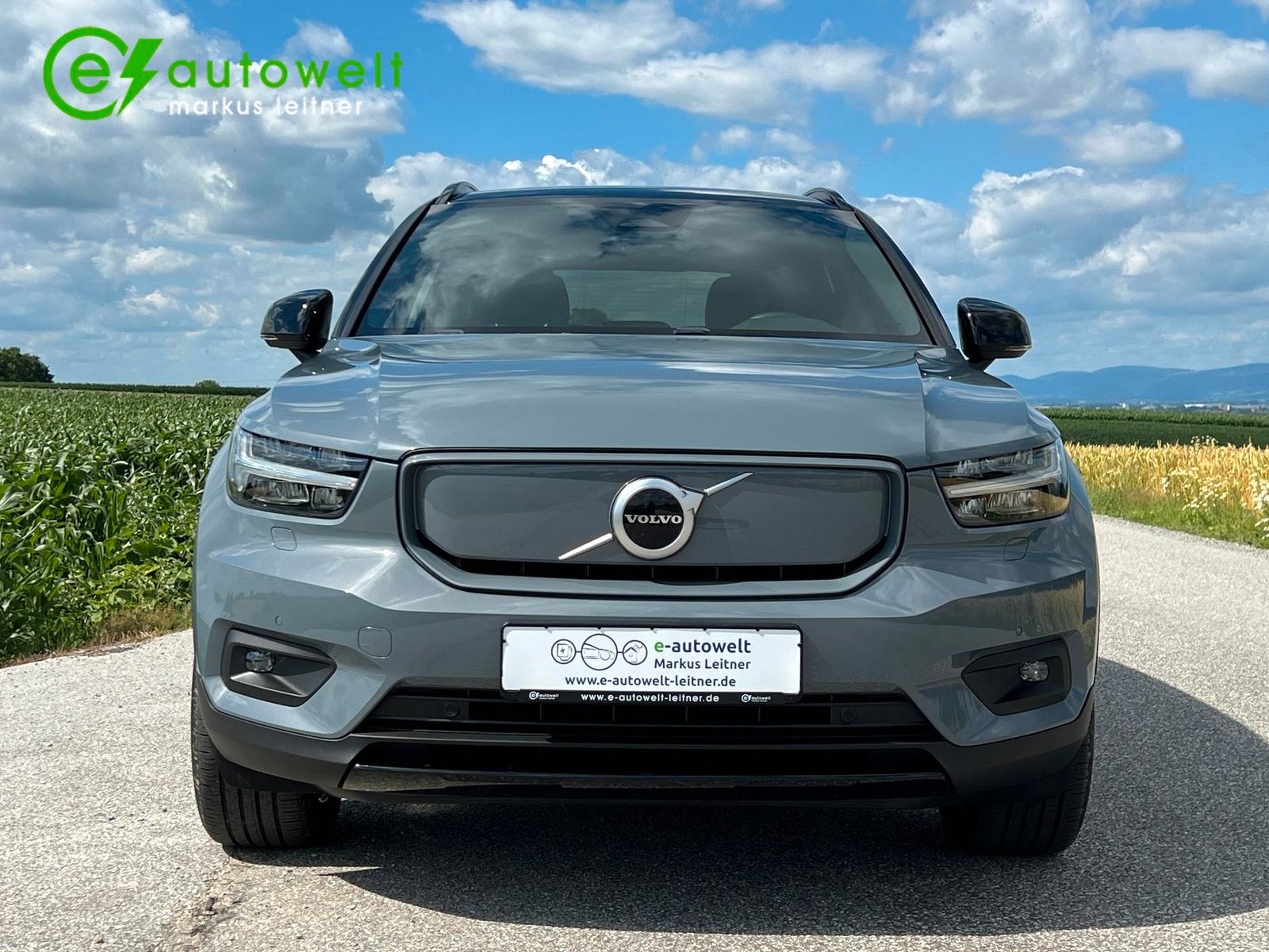 Volvo XC40 Recharge P8 AWD R-Design - Samsaru's Car Outlet